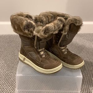 Santana snow boots. Very warm. Worn once. Faux fur